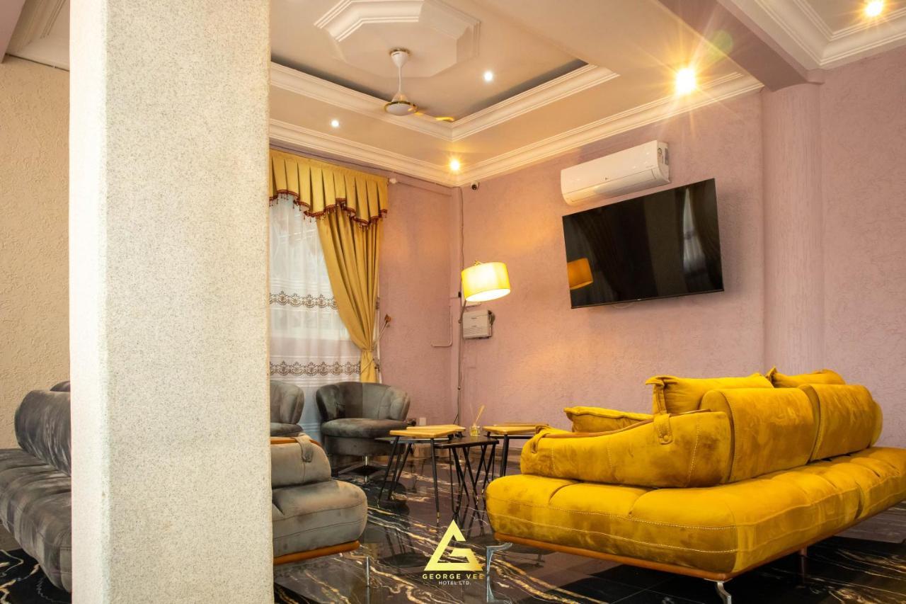 George Vee Hotel Ltd คูมาซี ภายนอก รูปภาพ