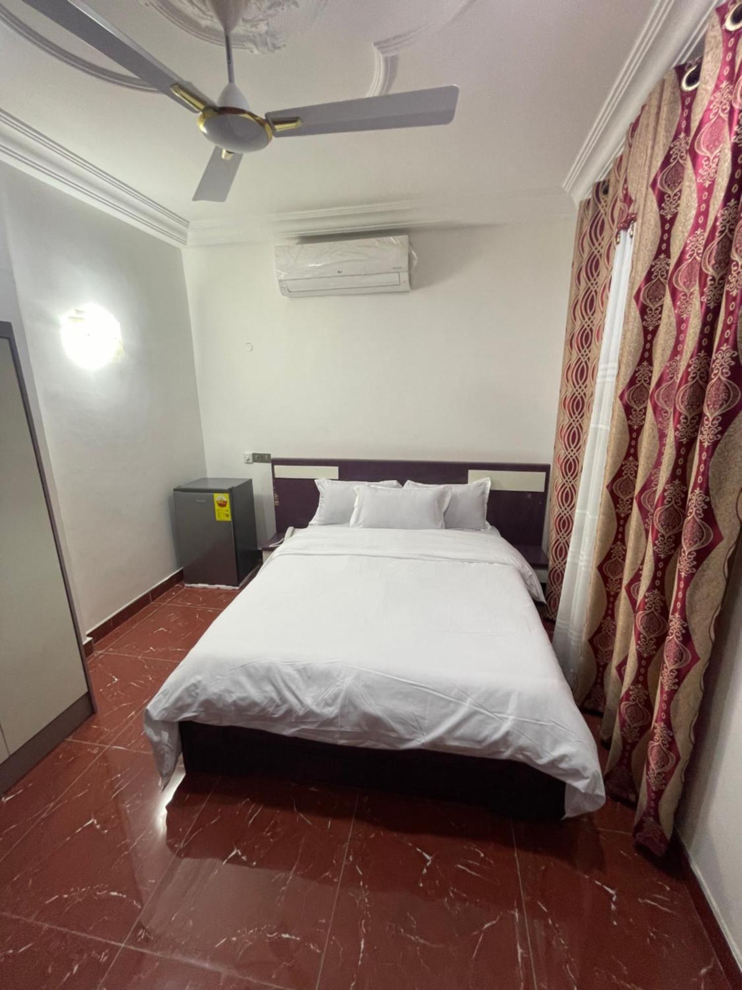 George Vee Hotel Ltd คูมาซี ภายนอก รูปภาพ
