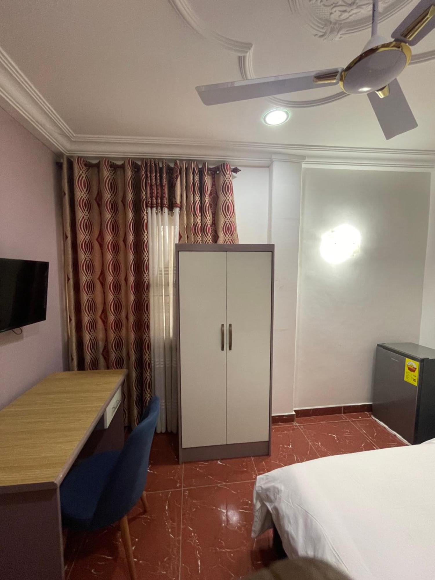 George Vee Hotel Ltd คูมาซี ภายนอก รูปภาพ