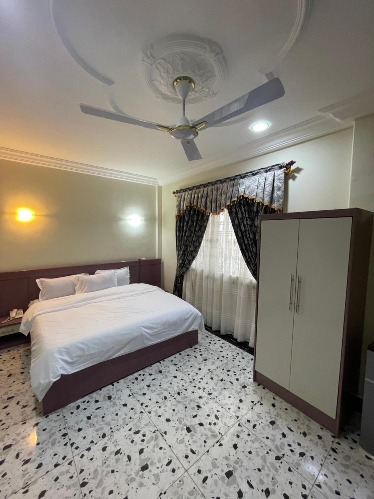 George Vee Hotel Ltd คูมาซี ภายนอก รูปภาพ