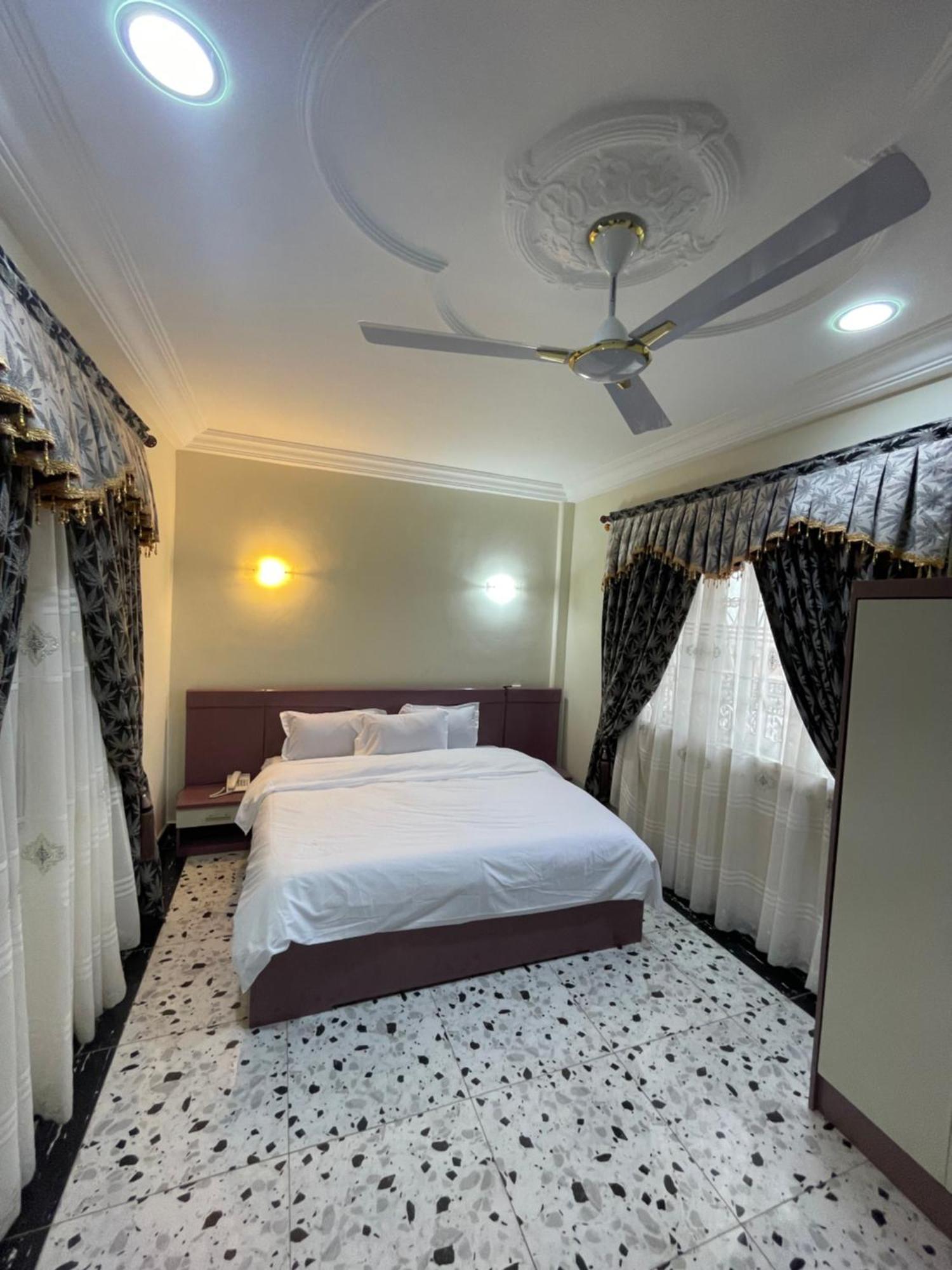 George Vee Hotel Ltd คูมาซี ภายนอก รูปภาพ